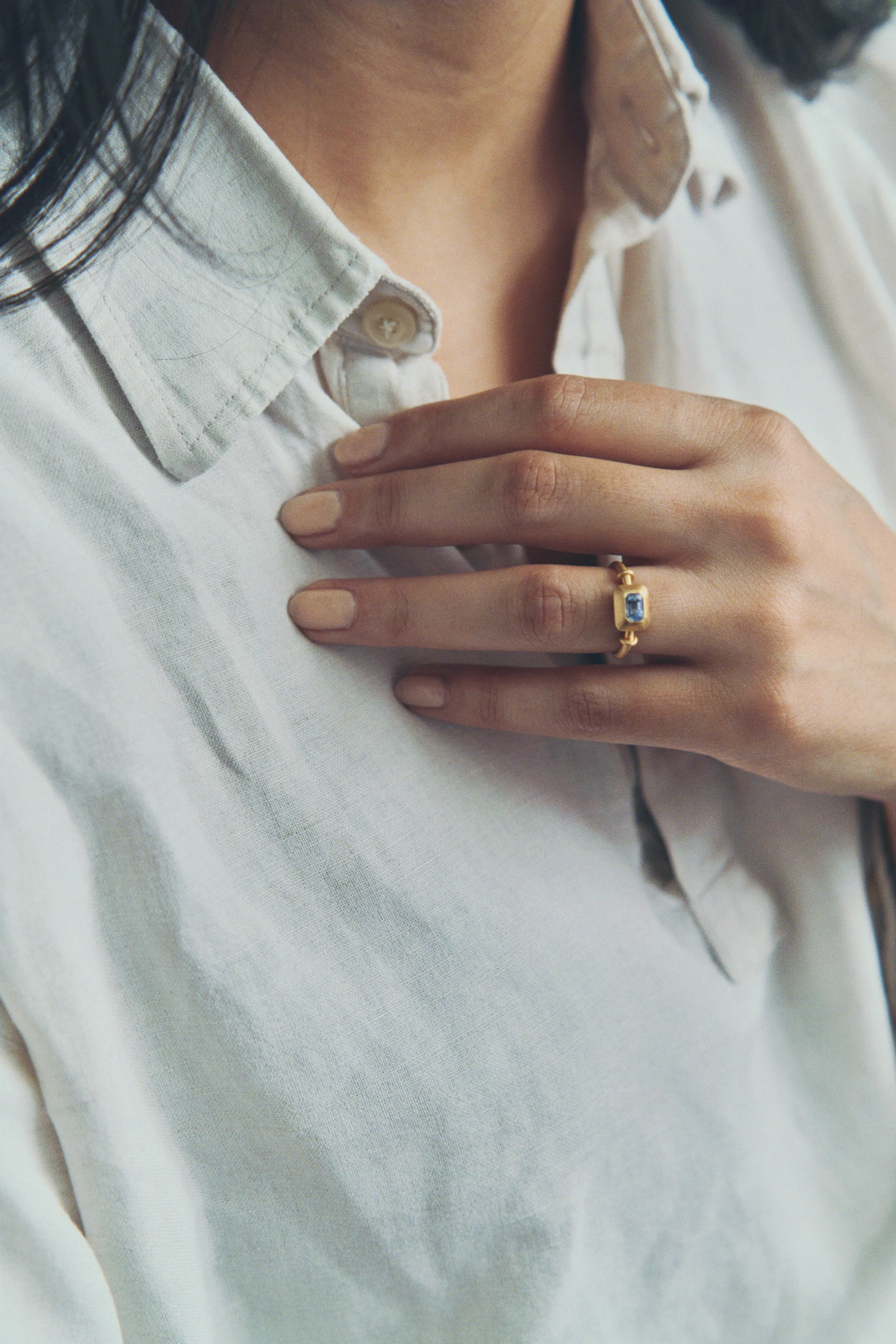 Emerald Cut Blue Sapphire Capsa Ring