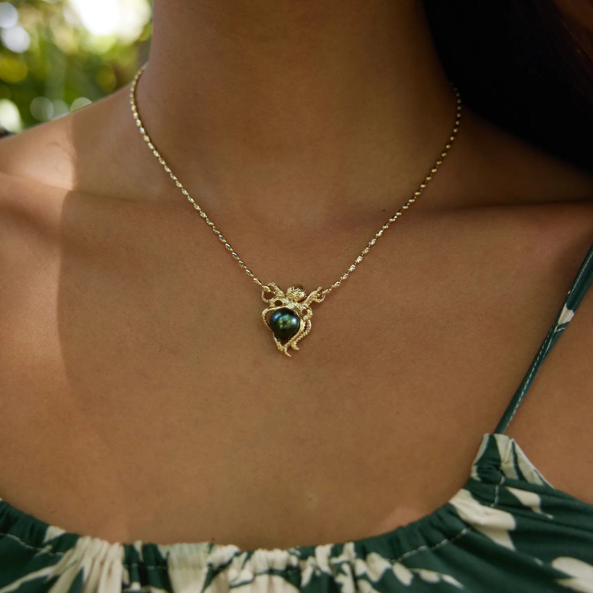 He?e (Octopus) Tahitian Black Pearl Pendant in Gold - 8-10mm