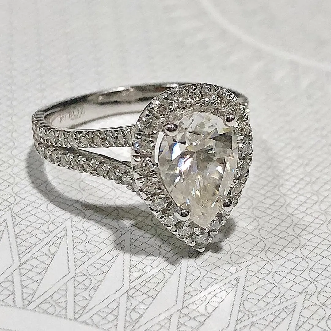 Leona Pear Cut Moissanite Engagement Ring in 18K Gold