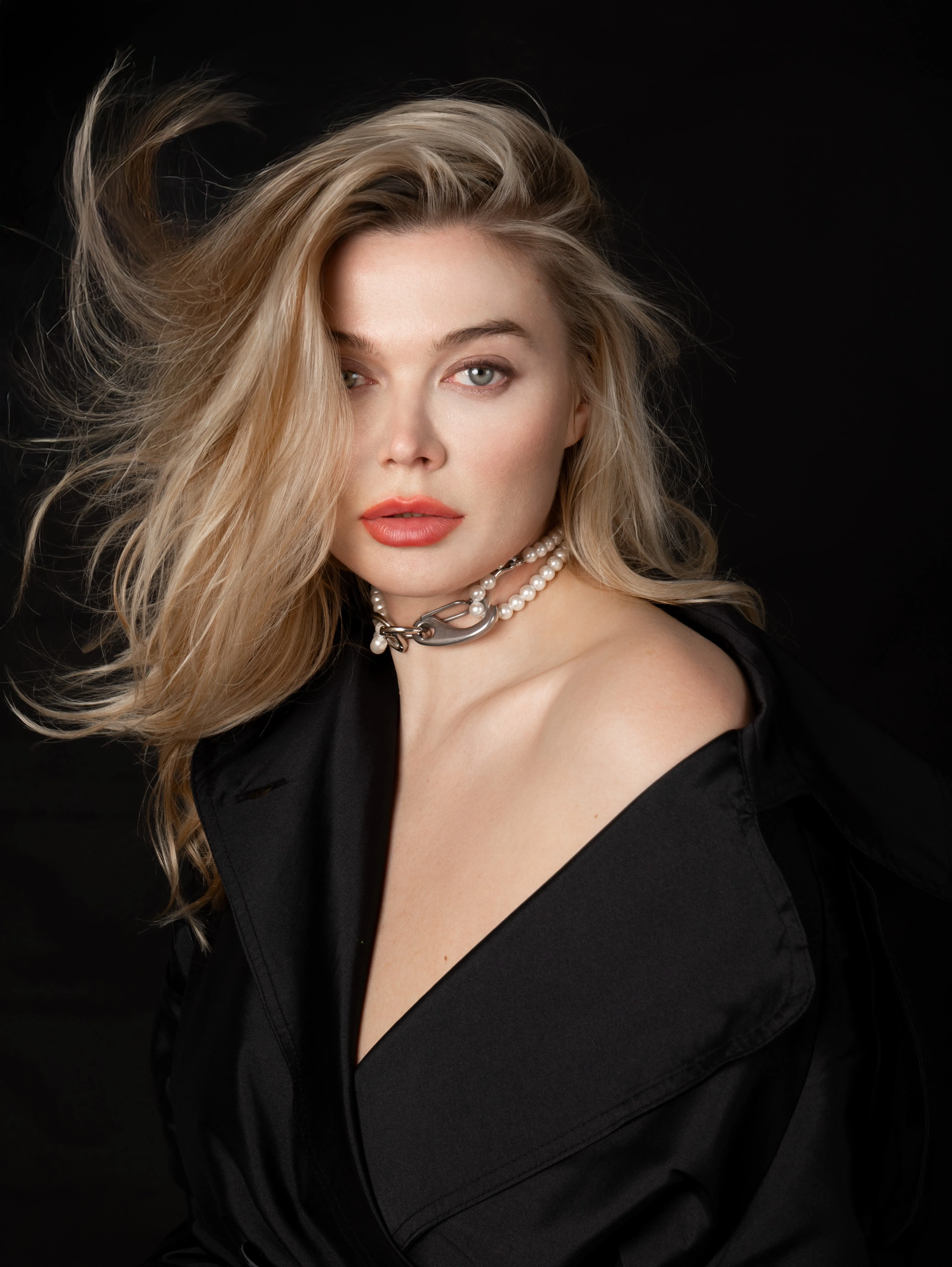Pearl convertable choker necklace with carabiner